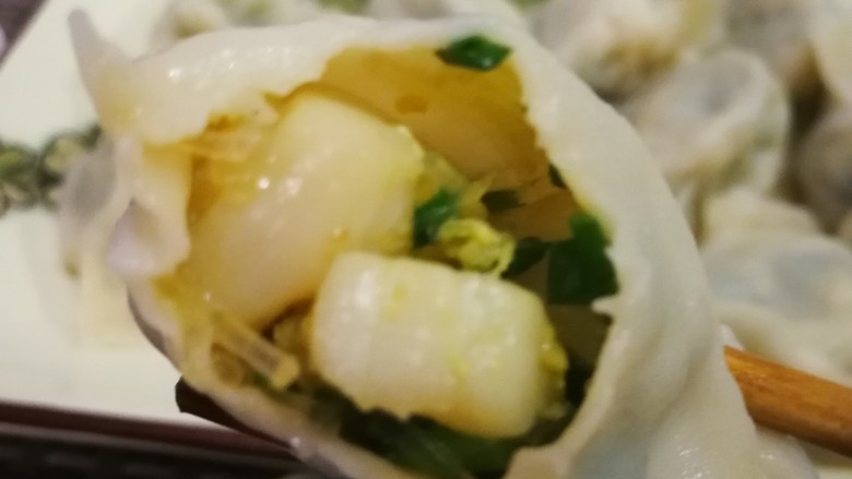 鲜香贝丁饺子😄,满满的贝丁肉，鲜香的三鲜饺子😄