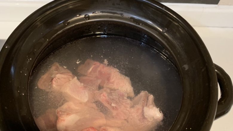 白菜排骨汤,水煮开后放入排骨，盖上锅盖大火煮开后，中火煮20分钟