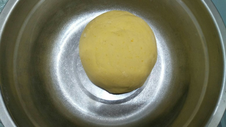 南瓜小馒头,将面团揉成光滑不粘手的面团，放入盘中盖布发酵一小时以上。