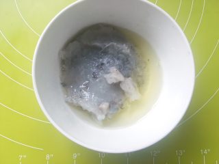 虾滑蝴蝶意面,将虾泥装入小碗内，加入蛋清