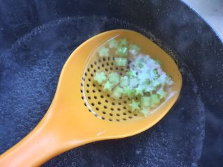 虾滑蝴蝶意面,再将乳瓜花朵放进去烫10几秒，捞出了放盘子里备用
