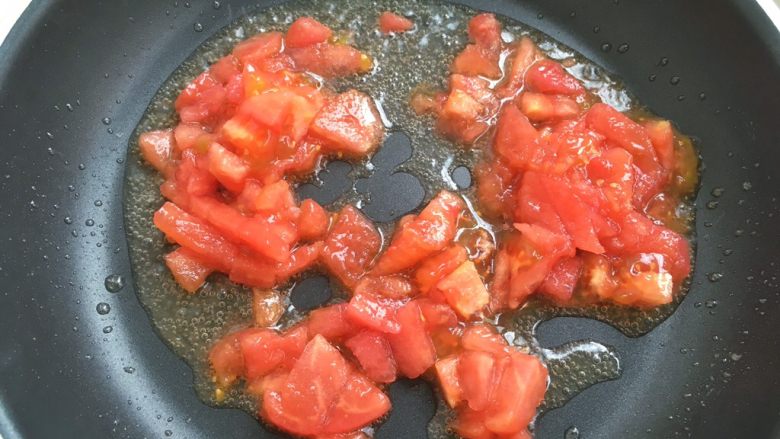 虾滑蝴蝶意面,油温稍稍热时加入西红柿碎，西红柿汁也要一起加进去
