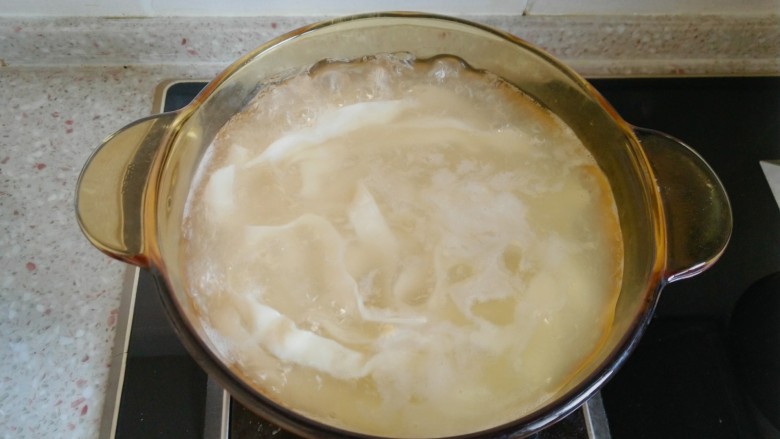 油泼面,等水再次煮开后倒入面条煮熟后捞出 放碗里。（不用过冷水）。