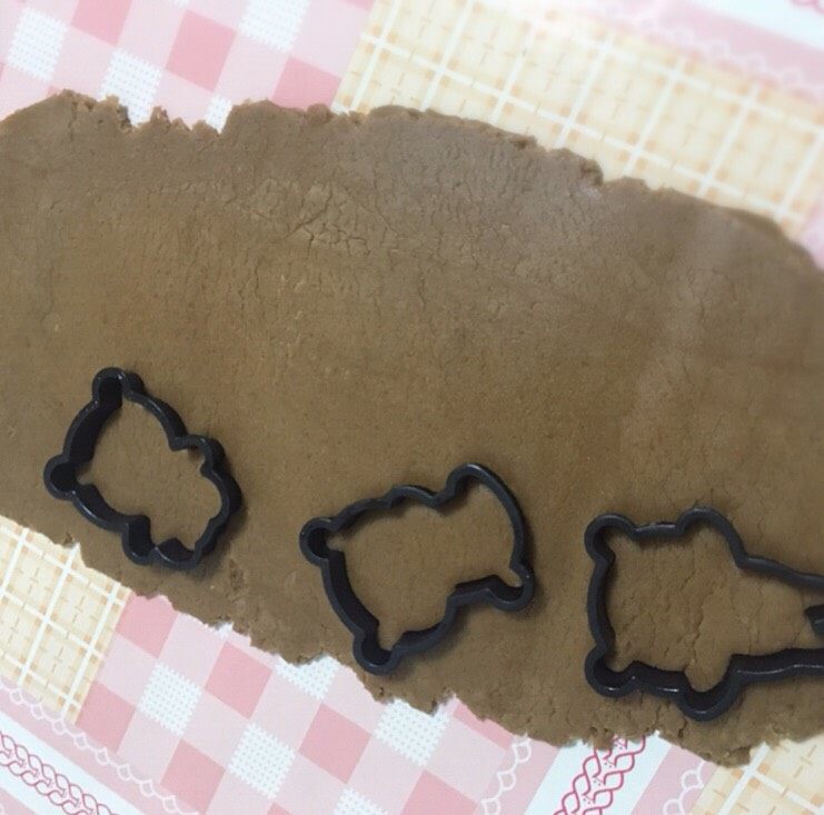 好看好吃的可可小熊饼干,取出面团擀成薄片，用小熊饼干模印出饼干坯子。