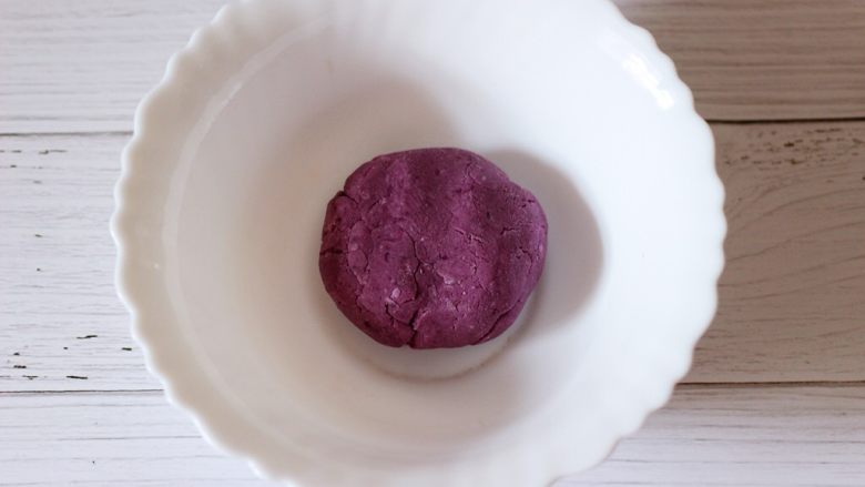 南瓜水晶紫薯包,用手揉成光滑的面团静置一会儿。
