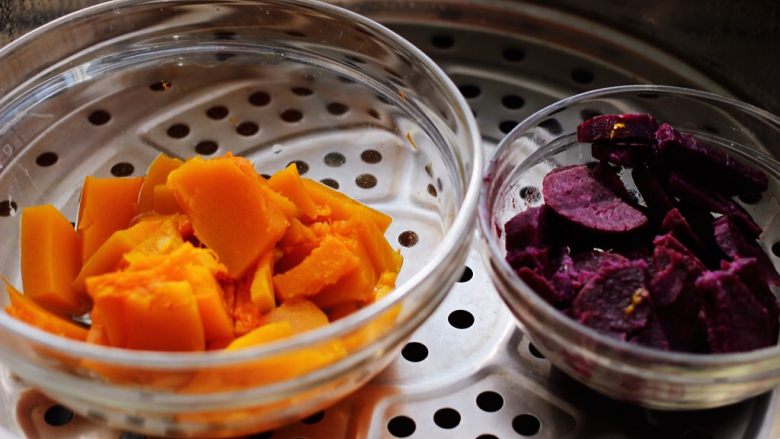 南瓜水晶紫薯包,趁热取出蒸熟的南瓜和紫薯。