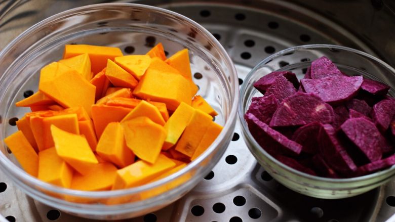 南瓜水晶紫薯包,首先把南瓜去皮，去瓤后切薄片，紫薯洗净后去皮切薄片后，放入蒸锅蒸15分钟。