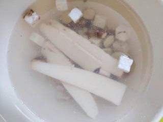 土茯苓祛湿汤-健脾祛湿,将浸泡过水倒掉，换上干净的水泡10分钟
