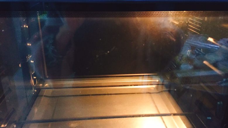 秋食+烤板栗,预热烤箱，200度，5分钟