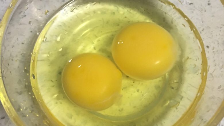 海鲜菇滑蛋,2️⃣ 2个鸡蛋打散。