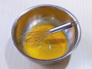 8寸红丝绒戚风蛋糕,加入玉米油，使油和蛋液完全融合再一起，(色拉油也可以，但是一定要无味的)不建议使用黄油或橄榄油。