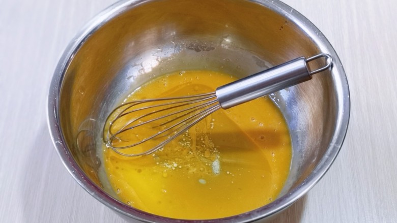 8寸红丝绒戚风蛋糕,加入<a style='color:red;display:inline-block;' href='/shicai/ 140122'>玉米油</a>，使油和蛋液完全融合再一起，(色拉油也可以，但是一定要无味的)不建议使用黄油或橄榄油。