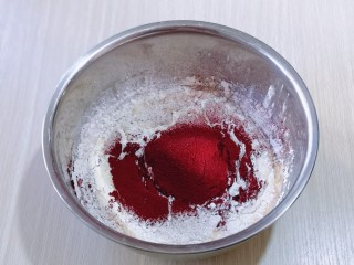 8寸红丝绒戚风蛋糕,再筛入红曲粉。