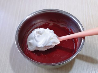 8寸红丝绒戚风蛋糕,取三分之一的蛋白霜加入蛋黄糊中，翻拌手法直至看不到蛋白霜。