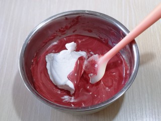8寸红丝绒戚风蛋糕,再取三分之一的蛋白霜加入蛋黄糊中，继续上面的手法，翻拌直至看不到蛋白霜。