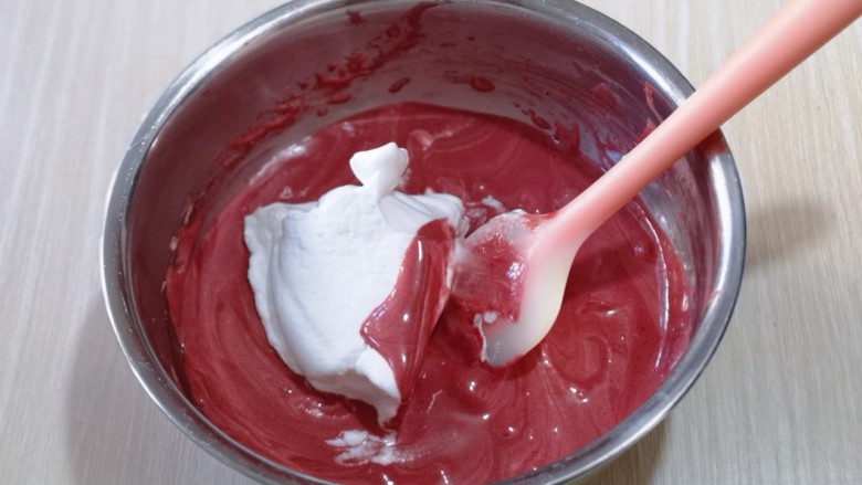 8寸红丝绒戚风蛋糕,再取三分之一的蛋白霜加入蛋黄糊中，继续上面的手法，翻拌直至看不到蛋白霜。