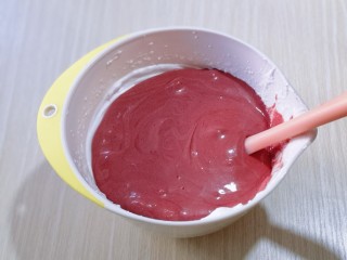 8寸红丝绒戚风蛋糕,最后将蛋黄糊倒入蛋白霜的容器中，继续翻拌手法，直至看不到蛋白霜即可。