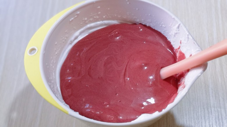 8寸红丝绒戚风蛋糕,最后将蛋黄糊倒入蛋白霜的容器中，继续翻拌手法，直至看不到蛋白霜即可。