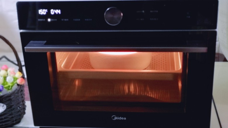 8寸红丝绒戚风蛋糕,入美的s5-l300e蒸烤箱中层，145度烤50分钟！（时间及温度仅供参考）