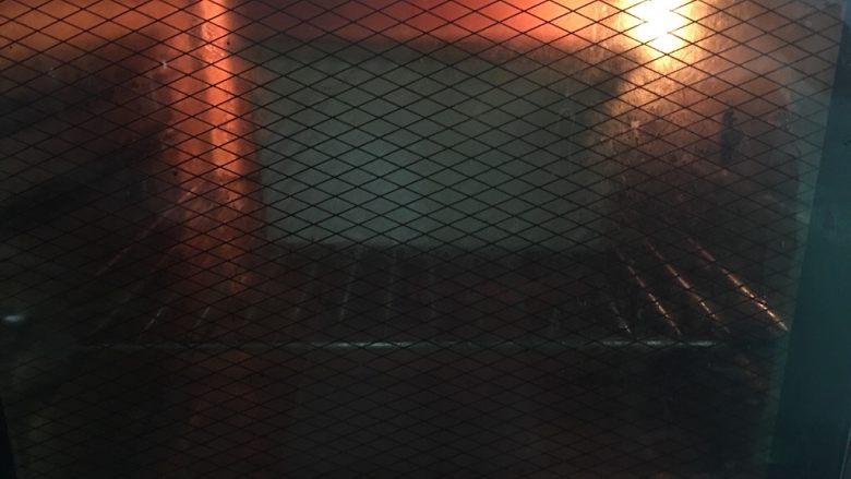 南瓜奶油吐司,预热好烤箱，上下火190度35分钟。