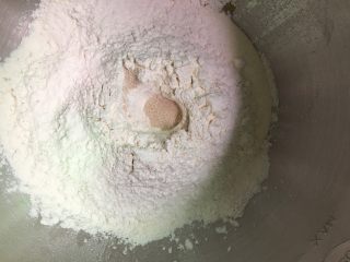 南瓜奶油吐司,最后倒入高筋面粉、酵母。