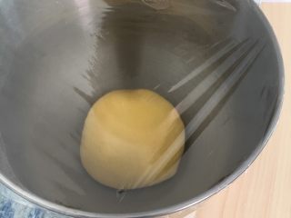 南瓜奶油吐司,盖上保鲜膜发酵。