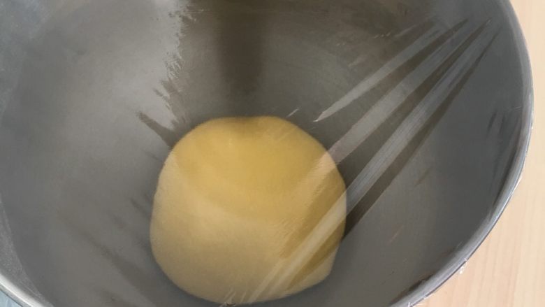 南瓜奶油吐司,盖上保鲜膜发酵。