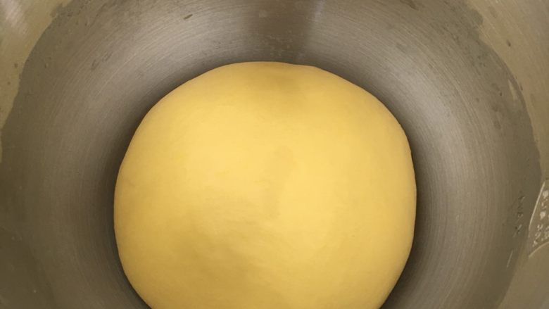 南瓜奶油吐司,发酵两倍大取出。