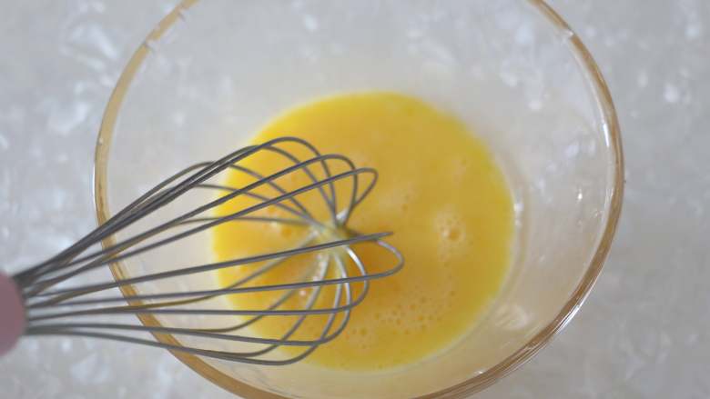 秋葵蒸蛋,鸡蛋中加入等量的凉白开水，用蛋抽搅拌均匀。