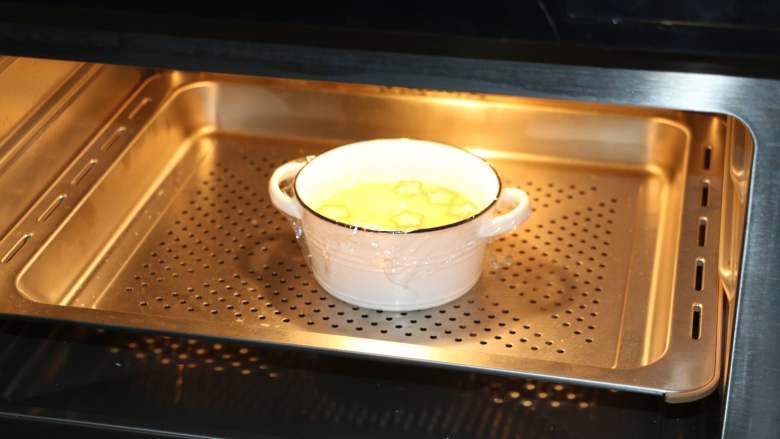 秋葵蒸蛋,蒸烤箱加满水，选择纯蒸功能10分钟。没有的话用蒸锅也可以。
