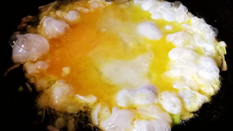 甘蓝炒西红柿鸡蛋,锅烧热，放两勺油，将打好的鸡蛋放入锅内煎熟。鸡蛋炒好后盛厨装到碗中。