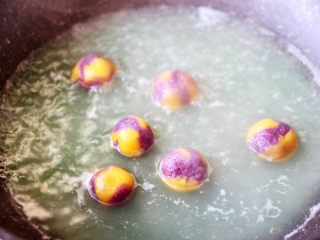 双色水晶豆沙汤圆,大火煮滚至变色变稠，汤圆全部漂浮在水面上即可关火。