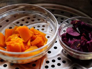双色水晶豆沙汤圆,南瓜和紫薯洗净后去皮去除瓤，蒸锅加入适量的清水烧开后，放入南瓜和紫薯蒸10分钟即可。