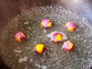 双色水晶豆沙汤圆,锅中倒入适量的清水煮沸后，放入做好的汤圆。