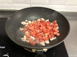 西北风味炒面,加入番茄翻炒至番茄稍稍融化出汤汁