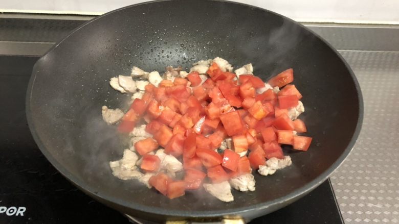 西北风味炒面,加入番茄翻炒至番茄稍稍融化出汤汁