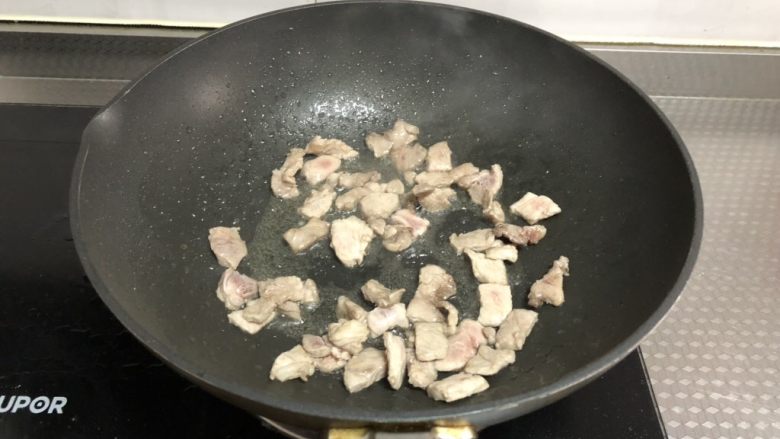 西北风味炒面,煮面同时另起锅，倒入适量油烧热，放入肉片翻炒至变色