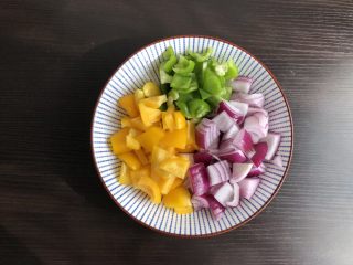 西北风味炒面,洋葱，青椒，彩椒洗净切小块备用