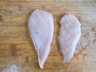 日式咖喱鸡排饭,鸡胸肉剃筋膜，用刀背轻拍几下，如果大鸡胸可从中间一分为二，太厚不易炸熟。