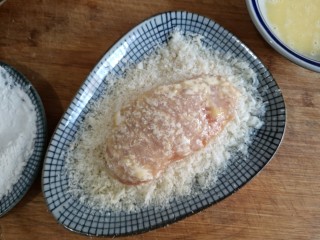 日式咖喱鸡排饭,再放入面包糠中。