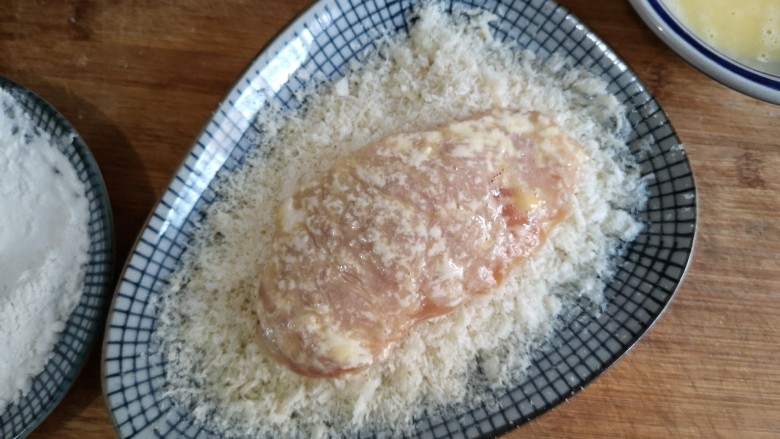 日式咖喱鸡排饭,再放入面包糠中。