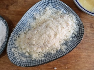 日式咖喱鸡排饭,均匀裹一层面包糠。