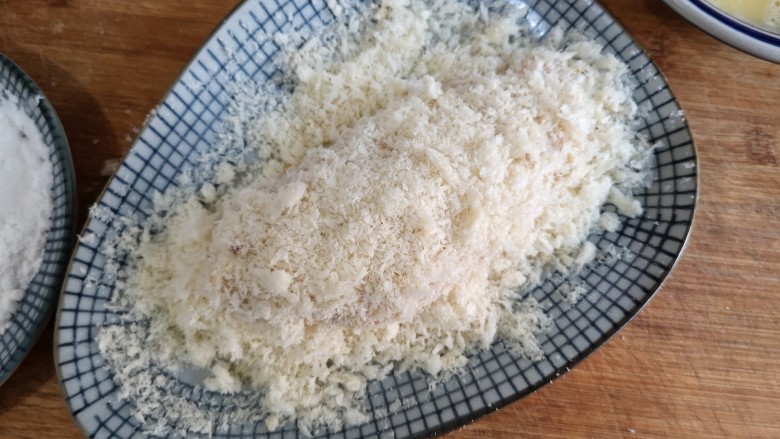 日式咖喱鸡排饭,均匀裹一层面包糠。