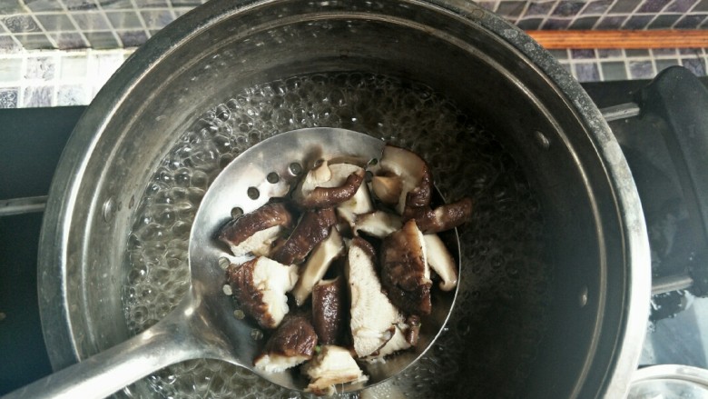 香菇油菜我的最爱。,煮锅里加适量的水煮开，将香菇到进去煮好。捞出控水备用。然后将油菜也倒入煮一分钟捞出控水备用。
