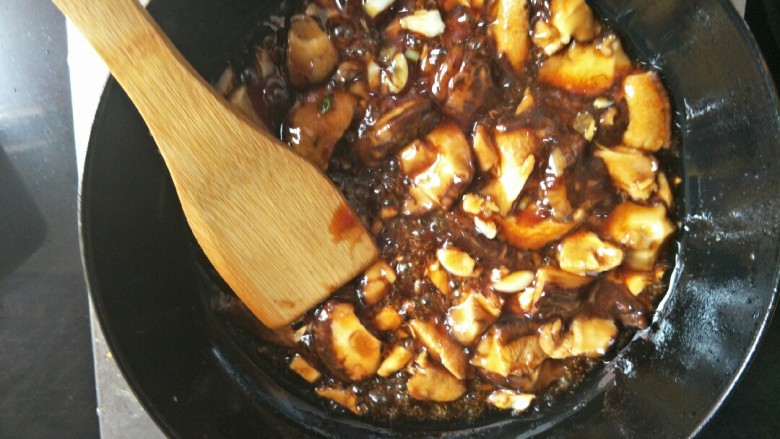 香菇油菜我的最爱。,倒入香菇翻炒一分钟。