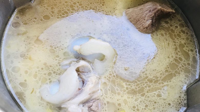 东北大骨头炖酸菜,【GOURMETmaxx格瑞美厨多功能料理机】做这道菜全程20分钟。开盖尝一尝味道。根据个人口味添加盐和其它调料。