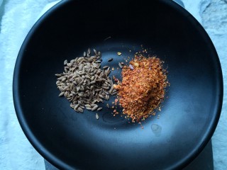 盐焗小黄鱼,准备两三种香料。我用的是千里香和辣椒粉。你也可以试试孜然粒等。