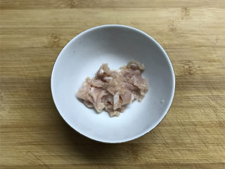 黑木耳莴笋肉片,猪肉切薄片后用1小撮盐和适量料酒先腌一下。