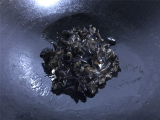 黑木耳莴笋肉片,然后放入泡发清洗干净的黑木耳，一起翻炒均匀。