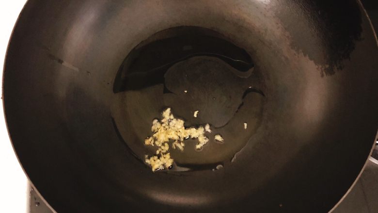 咸味南瓜饼,锅里倒入适量食用油，放入姜末炒香，约20秒。